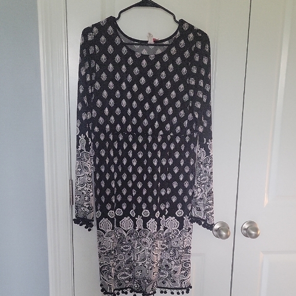 Elegant Black and White Patterned Dress - Picture 1 of 3